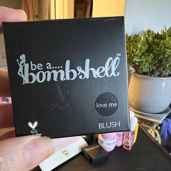 LOVE ME - Bombshell Blush - Picture 3 of 5